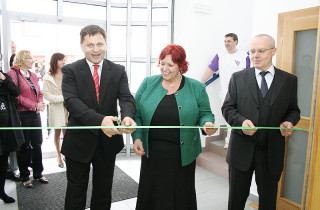 Novou lékárnu Alphega otevřeli symbolickým přestřižením pásky (zleva) výkonný ředitel skupiny Alliance Healthcare Ing. Jan Rohrbacher, Alphega manager Jitka Frolíková a majitel lékárny PharmDr. Bohumil Hanák.